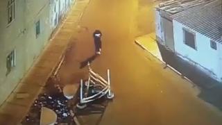 Младеж пропадна вдън земя както си вървеше по улицата  (ВИДЕО)