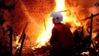 От последните минути: 14 екипа на пожарната се борят със страховит огнен ад във Войводиново