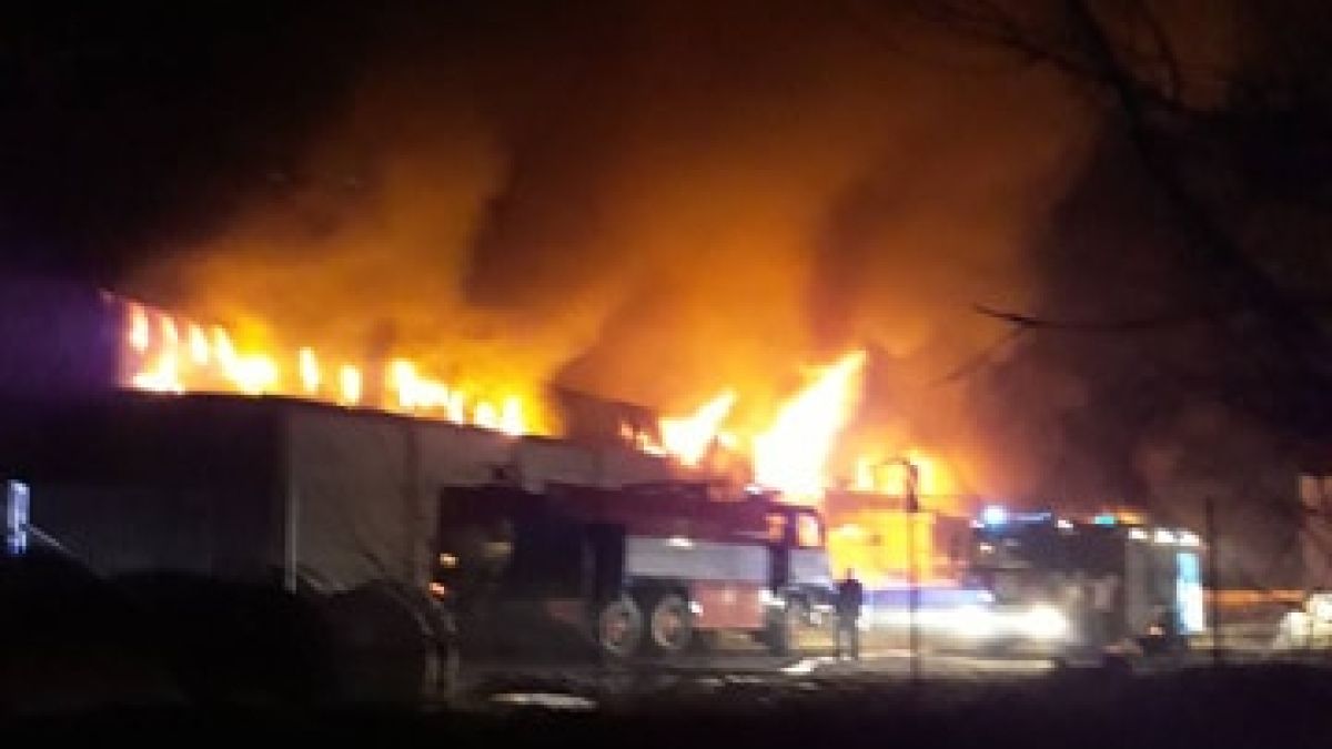 Във Войводиново е страшно! Още пожарни хвърчат към огъня, гори най-голямото предприятие на Балканите за месопреработване! (СНИМКИ)