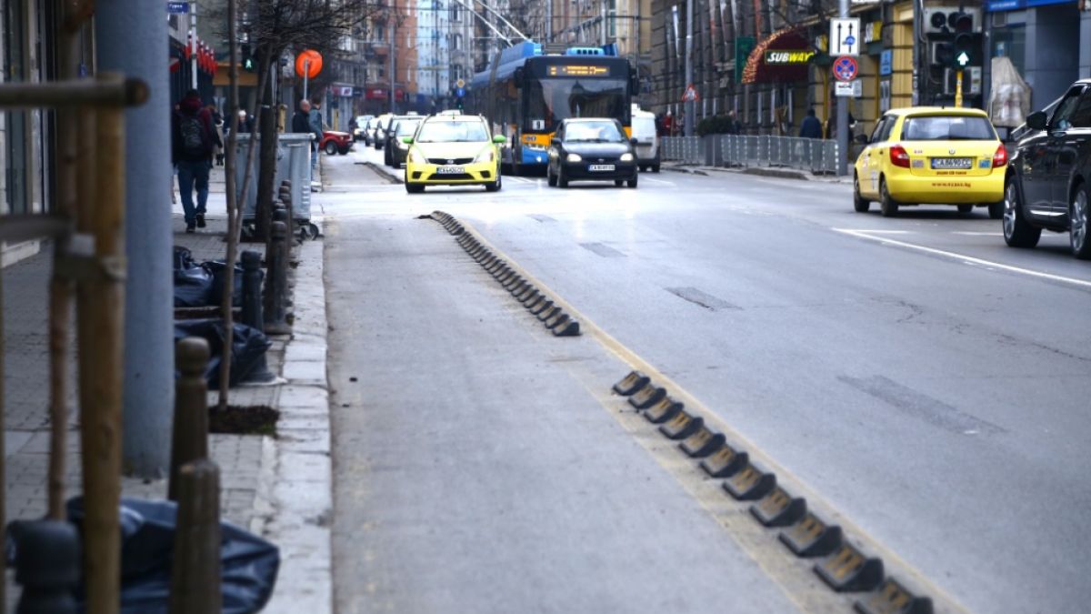 Фоторепортаж в БЛИЦ: Нещо става с "Велоалеята на раздора" по ул. "Георги Раковски" в София! Махат ли я или...