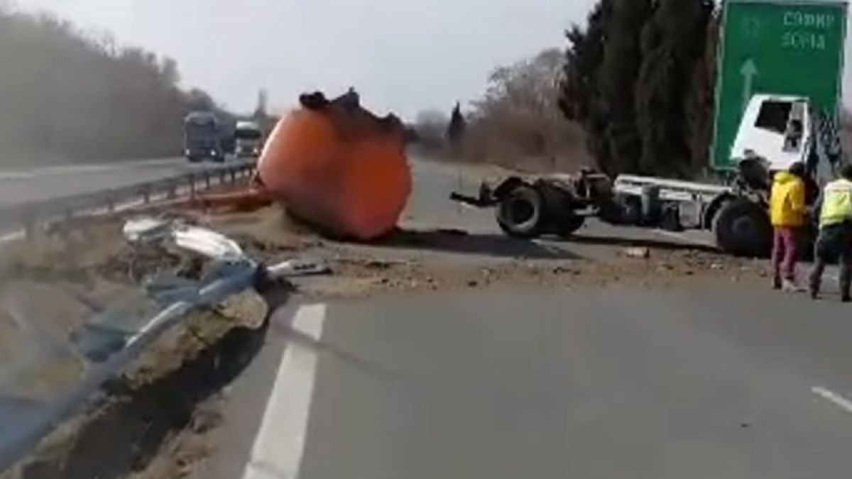 Първи зрелищи СНИМКИ: АМ "Хемус" е затворена! Нищо не остана от този огромен камион! (СНИМКИ)