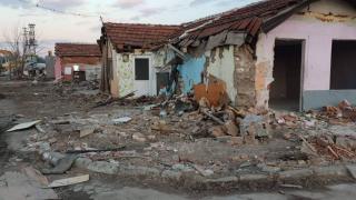 Изгонените от копторите във Войводино цигани пак намазаха, настаняват ги в... (СНИМКИ)