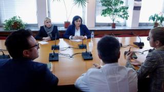 Корнелия Нинова се вкара в конфузна ситуация с европейските журналисти и ЦИК