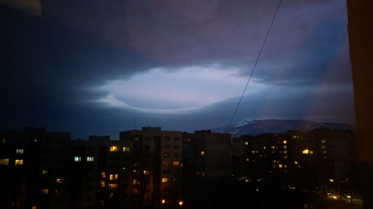 Само в БЛИЦ! Цялата мрежа се мае: Какво е това чудо в небето над София (СНИМКИ)