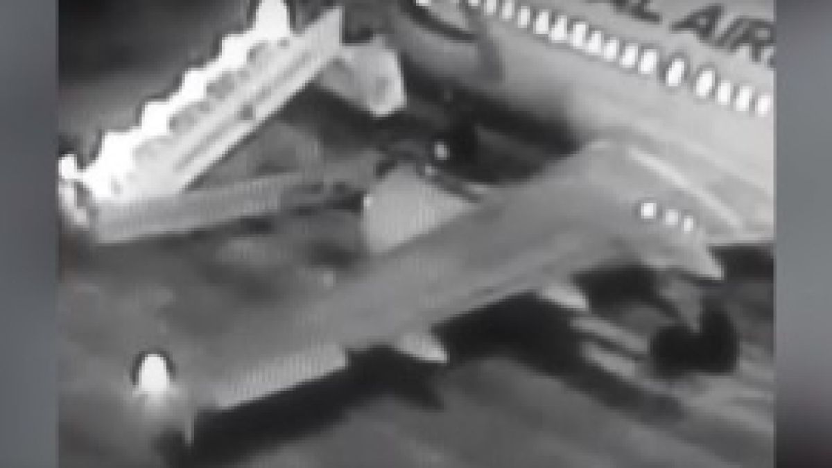Ужасяващо ВИДЕО: Шестима души паднаха, качвайки се в самолет 