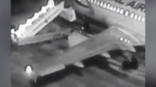 Ужасяващо ВИДЕО: Шестима души паднаха, качвайки се в самолет 