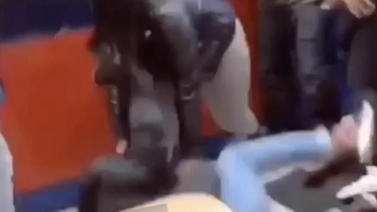 Брутален женски бой шокира неволните свидетели (СНИМКИ/ВИДЕО 18+)  