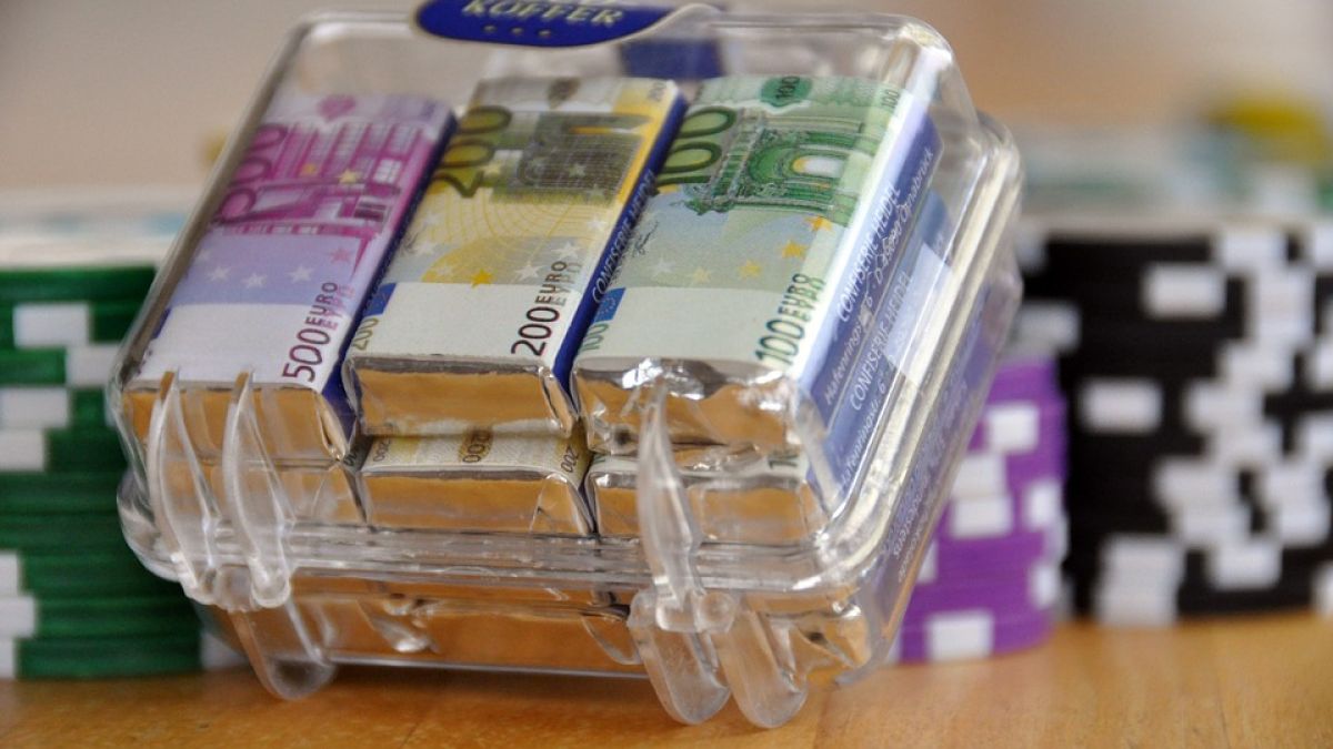 Американски спецслужби и ДАНС са засекли българин, който получил стотици милиони евро от Венецуала