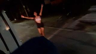 Хаос на летище в САЩ! Полугола жена тича по пистата, влиза в гора, а след това ...