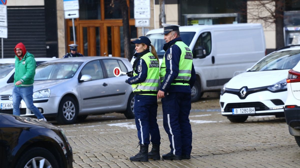Катаджии дебнат на пътя в жегата, под прицел са... 
