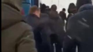 Пътници бутат автобус по заснежените улици на Москва (ВИДЕО)