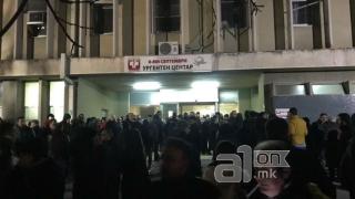 Ужас и сълзи пред болницата в Скопие: Още не могат да разпознаят загиналите, сред тях намериха син на депутат (ВИДЕО)