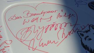 Сватбеният кабриолет на австрийската външна министърка с подписа на Путин бе продаден на търг за... (СНИМКИ)