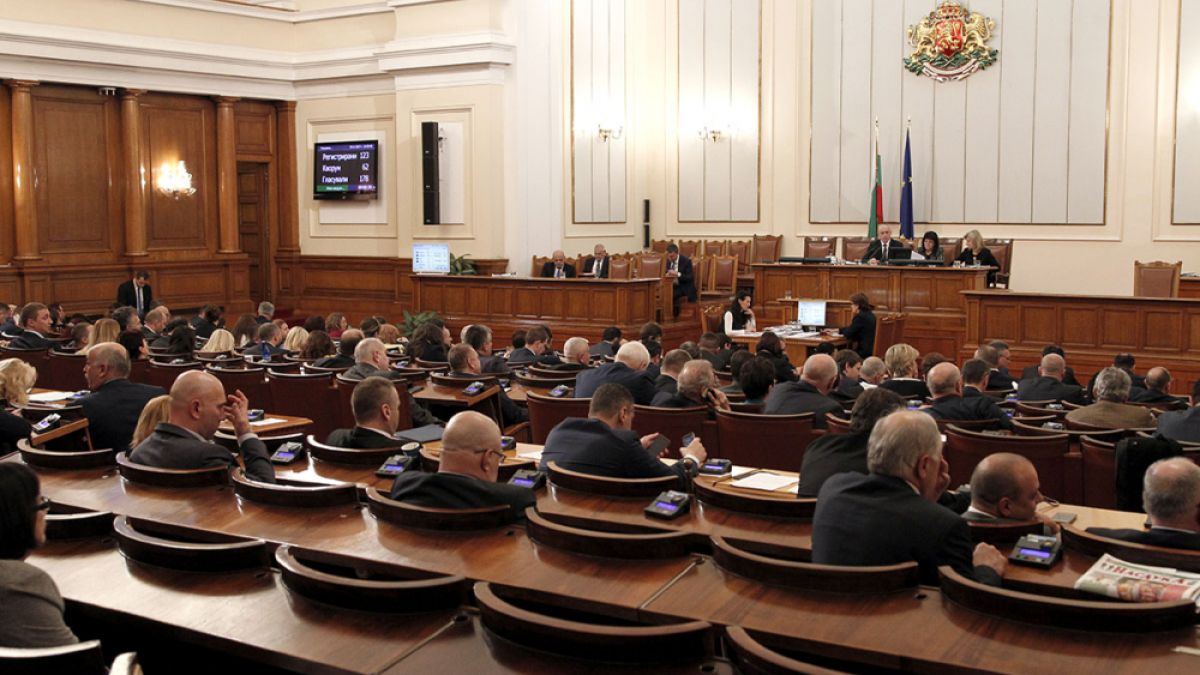 С 94 гласа „за“ парламентът реши хартиеното гласуване да бъде заменено с машинно на вота след местните избори през 2019 г.