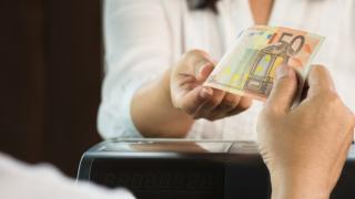 Страхотна новина за всички българи, които превеждат пари в евро!