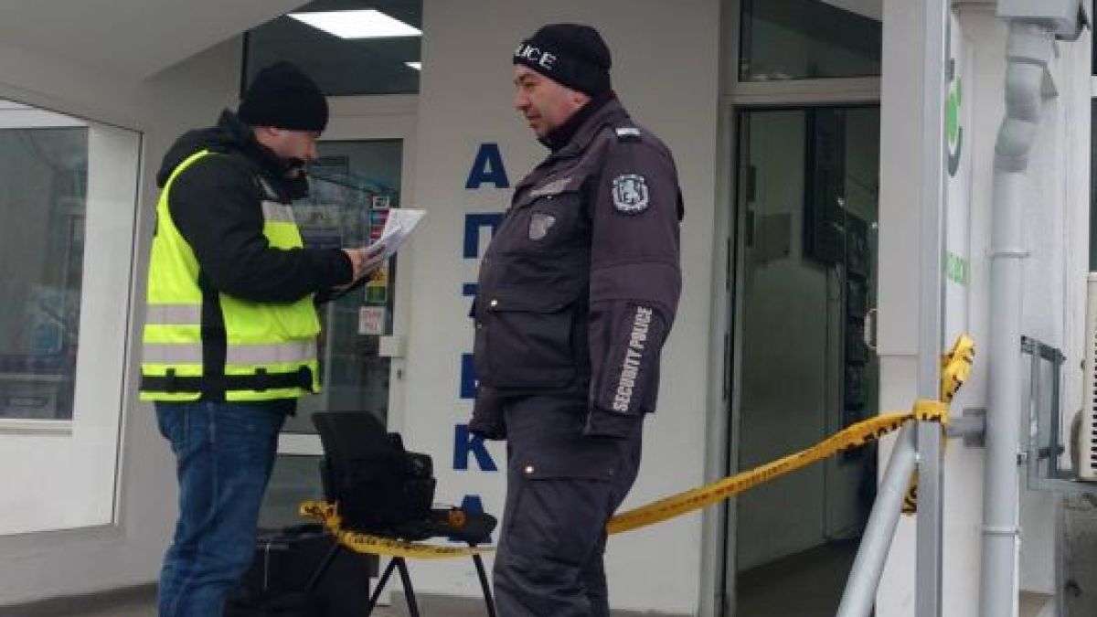 Първи СНИМКИ от обира на банката в "Сухата река" 