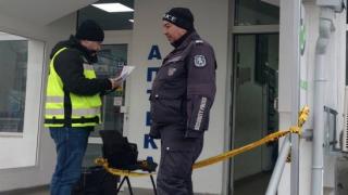 Първи СНИМКИ от обира на банката в "Сухата река" 