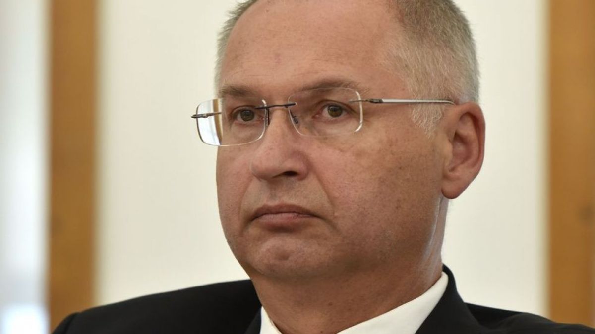 Депутат подаде оставка, след като открадна сандвич