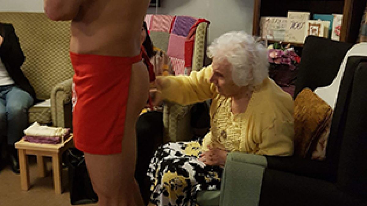 100-годишна британка се забавлява с голи сервитьори (СНИМКИ 18+)