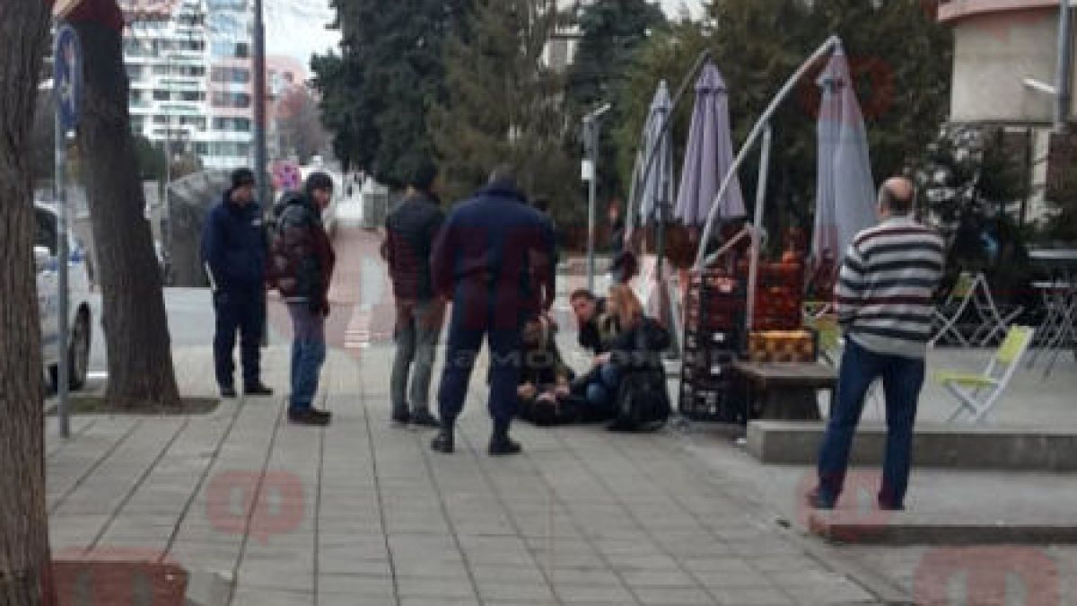 Смразяващ кръвта екшън в Бургас! Изнасят полумъртъв мъж с платнище, а друг е...
