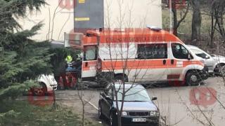 Пореден ужас в Бургас! Изнесоха мъж на носилка от блок (СНИМКИ)