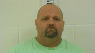 Хитър американец тайно се обзаведе с няколко съпруги и им взе парите, но... 