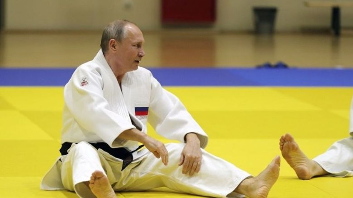 Корава жена тръшна Путин на пода в Сочи (СНИМКИ/ВИДЕО)