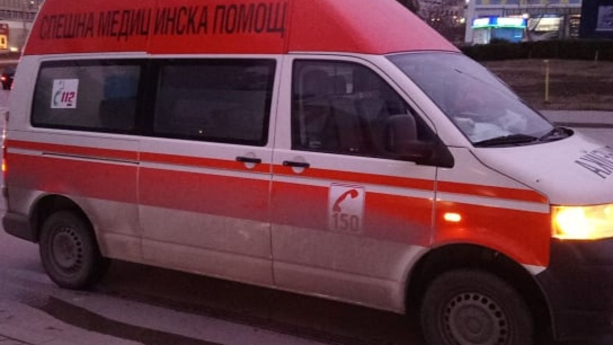 Огнен ад във Варна! Гори апартамент, на място има линейка и пожарна 