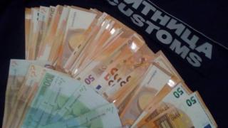 Мъж от Йемен пробва да мине през нашето летище с огромна сума пари в джоба 