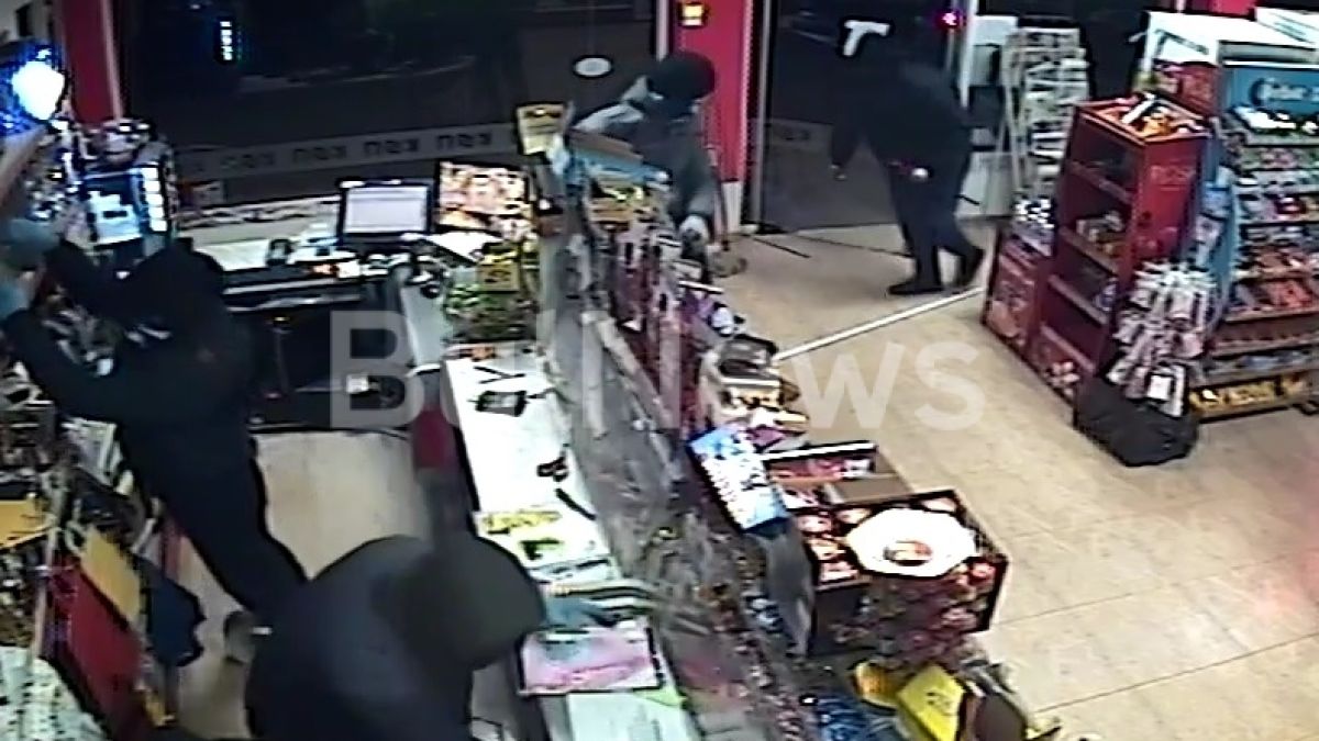 Ексклузивно ВИДЕО показа как бандити обират за минути магазин