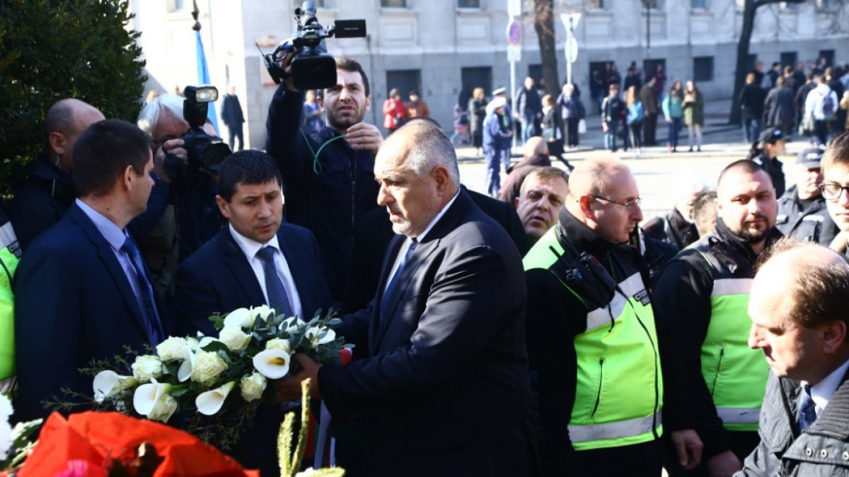 Поклон! Ето с кого Борисов си направи селфи пред паметника на Апостола (СНИМКИ)