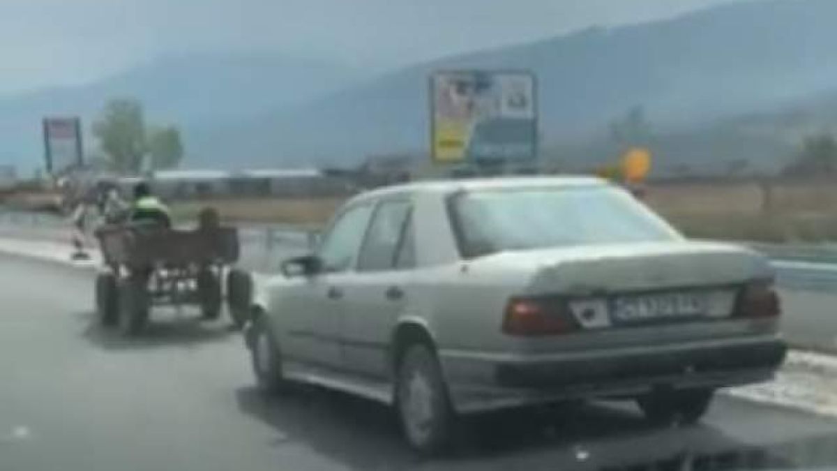Смях! Каруца тегли мерцедес край Пловдив