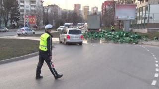 Десетки палети с каси бира бяха разсипани от тир в Шумен (СНИМКИ)