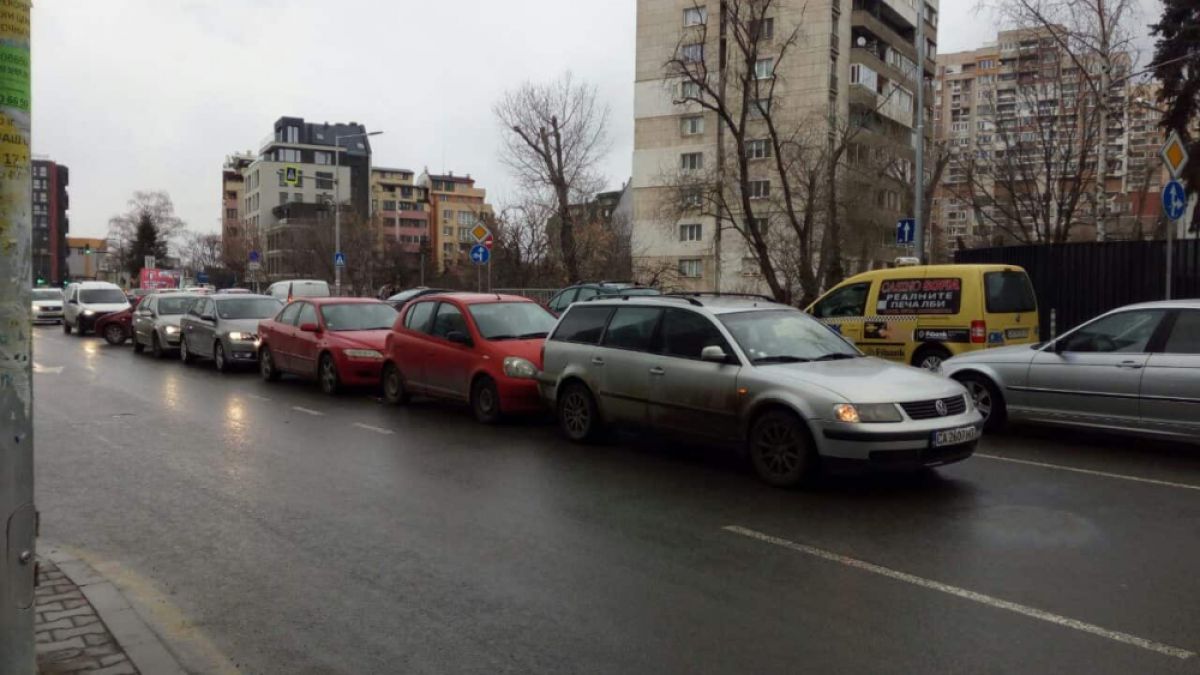 Първо в БЛИЦ: Верижна катастрофа на оживен столичен булевард! (СНИМКА) 
