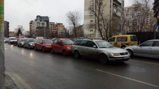 Първо в БЛИЦ: Верижна катастрофа на оживен столичен булевард! (СНИМКА) 
