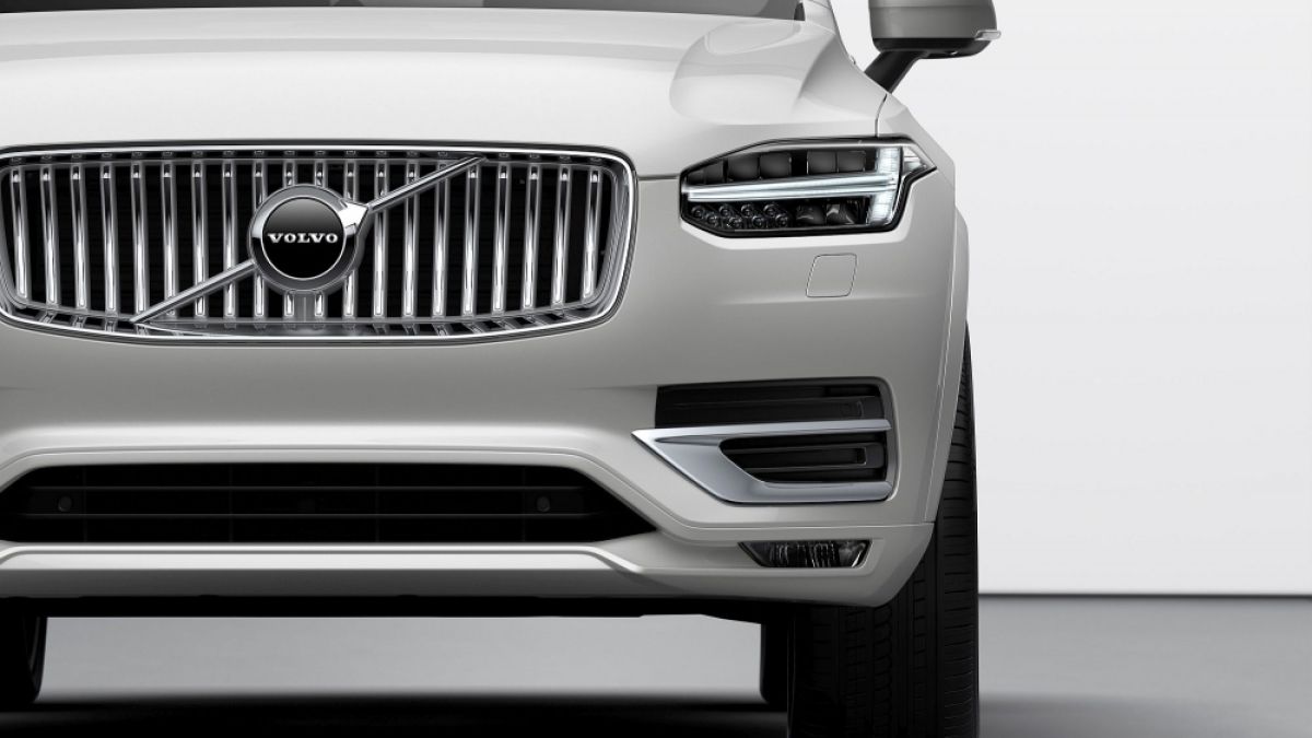 Volvo Cars представя обновения SUV Volvo XC90 (СНИМКИ)