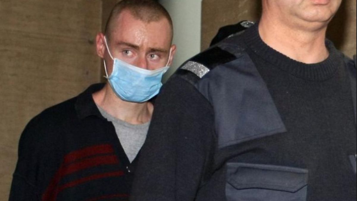 Психарят, избил семейството си в Нови Искър, ял от труповете! 