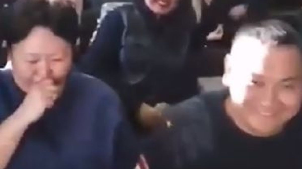 Палава стриптизьорка забавлява полицаи за Деня на защитника на Отечеството (ВИДЕО)