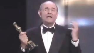 Светът на музиката потъна в скръб! Отиде си звезда от "Аз пея под дъжда" (ВИДЕО)