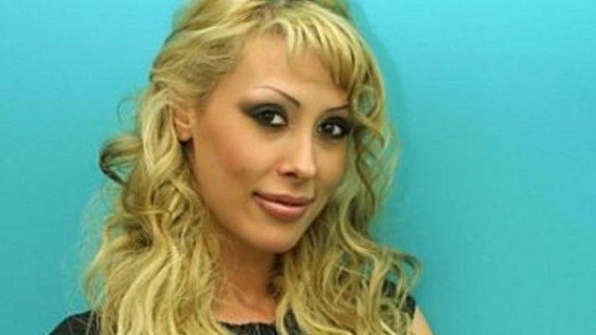 Помните ли Виолета Здравкова, Мис България 1999 г.? От хубостта ѝ няма и помен, изхранва се с... (СНИМКА)