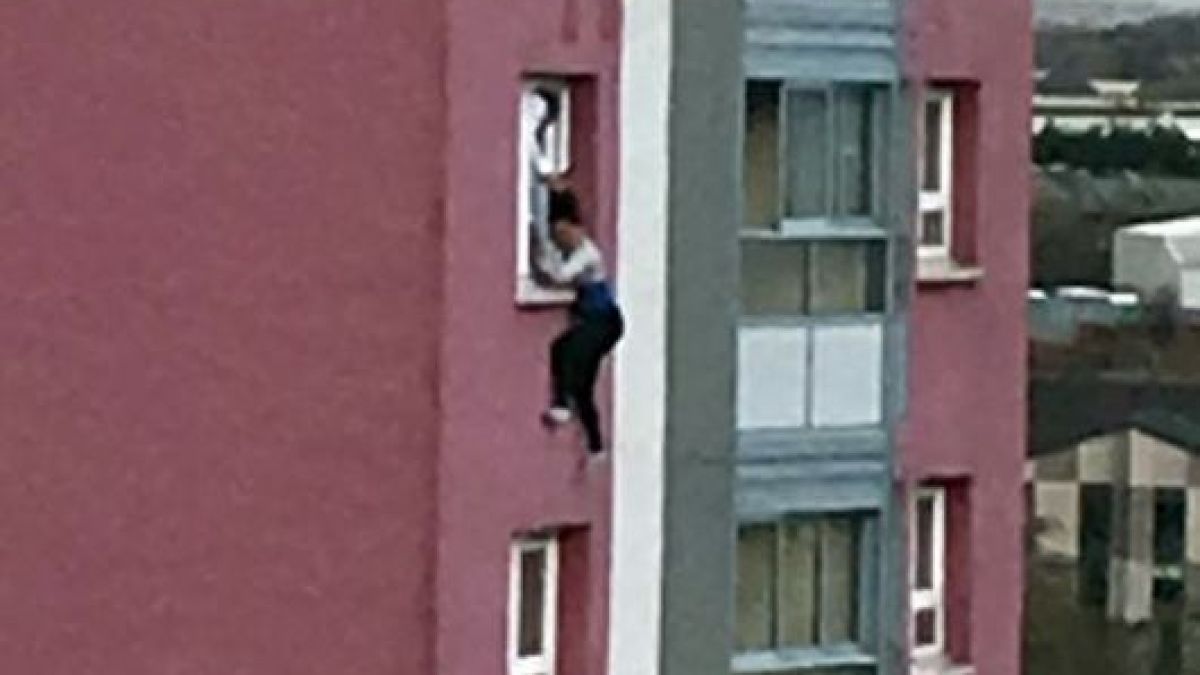 Ужас в Глазгоу! Чернокож провеси за косата жена от висока сграда, тя пищи и се бори за живота си, но… (СНИМКИ)