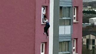 Ужас в Глазгоу! Чернокож провеси за косата жена от висока сграда, тя пищи и се бори за живота си, но… (СНИМКИ)