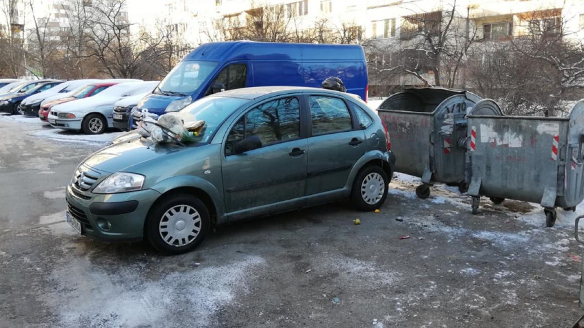 Само в БЛИЦ! Шофьор си позволи лукса да спре пред контейнери за смет и си получи заслуженото! (СНИМКИ)