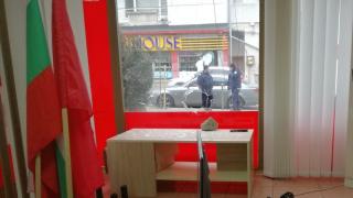 Разбиха офис на БСП в Бургас! Започна ли предизборната война? (СНИМКИ)