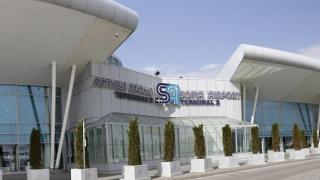 Извънредно! Нещо става на аерогарата в София, полиция и пожарни екипи отцепиха района