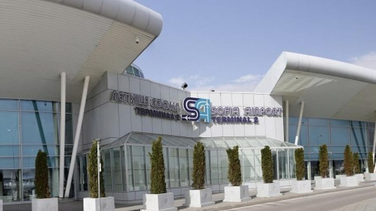 Първо в БЛИЦ: Стана ясна причината за струпването на полиция и пожарни на Летище София