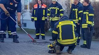 Плъх с наднормено тегло се заклещи в шахта и предизвика спасителна акция (СНИМКИ/ВИДЕО)