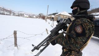 Война на Балканите! Въоръжени албанци вилнеят в сръбско село (ВИДЕО)
