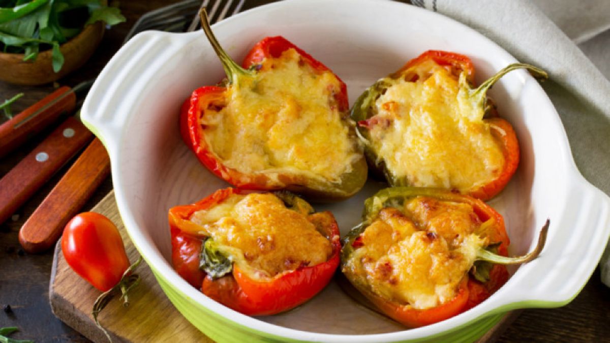 Бързо, лесно и страшно вкусно: Запечени пиперки с шунка и сиренце