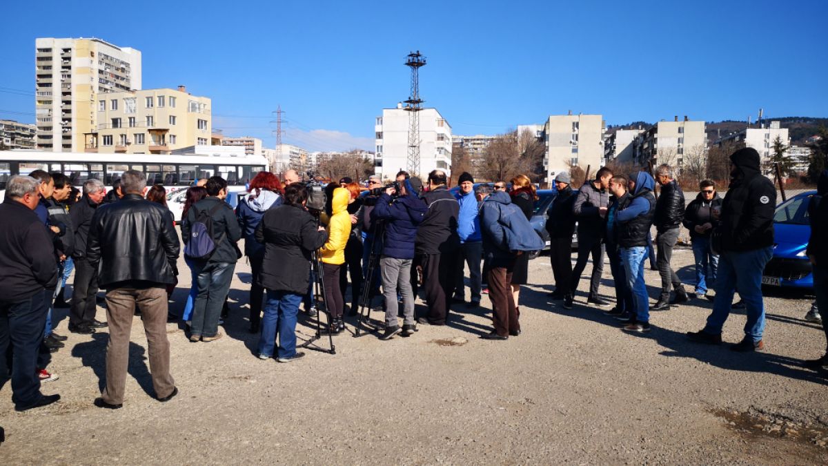 Автоинструктори във Варна скочиха на протест (СНИМКИ/ВИДЕО)